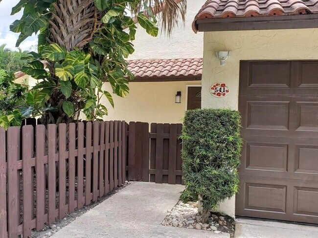 Foto del edificio - 541 NE 47th St