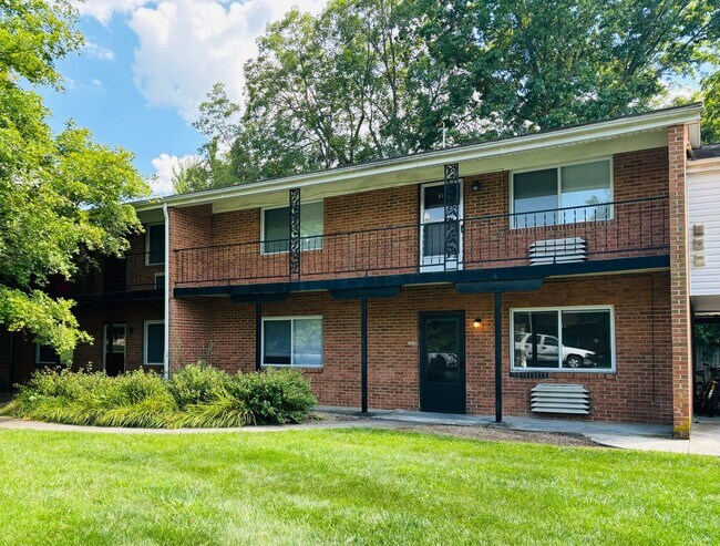Building Photo - 2 Bedroom, 1 Bath Apartment