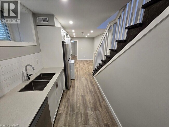 Building Photo - 102 Wellington St N