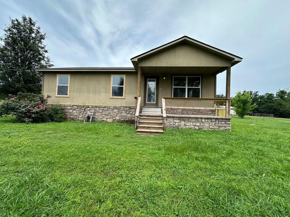 Foto principal - Come take a look at this updated house out...