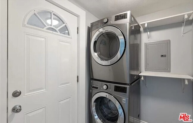 Foto del edificio - 3300 Montrose Ave