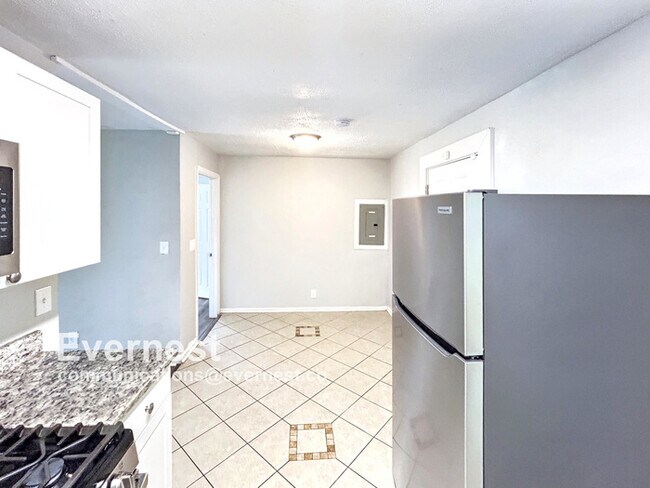 Foto del edificio - 3-Bedroom Home with Easy Access to Parks a...