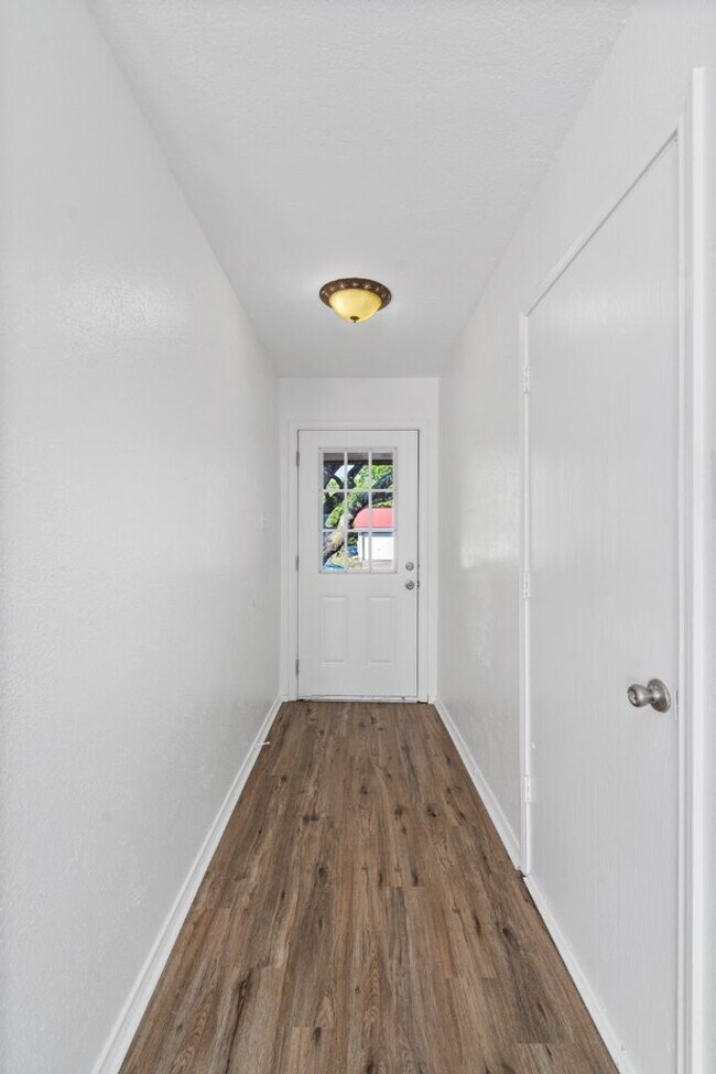 Building Photo - 6310 Shadow Bnd, Austin, Texas 78745