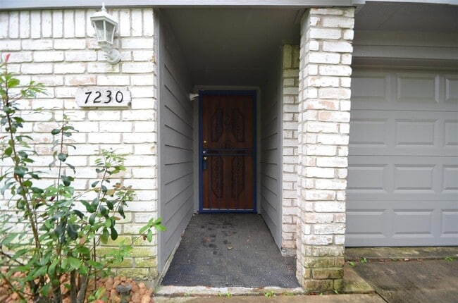 Building Photo - 7230 Oak Village Dr