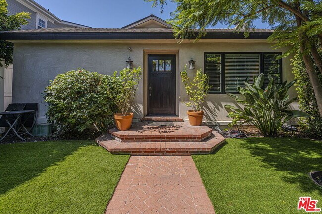 Building Photo - 645 N Sierra Bonita Ave