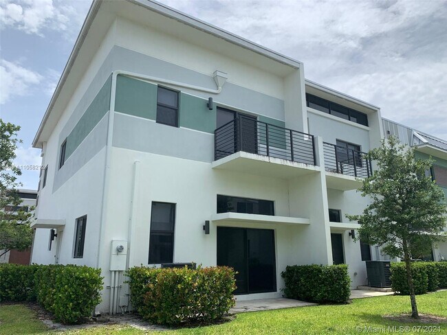 Building Photo - 4461 NW 8th Pl  4461 Plantation Fl 33317