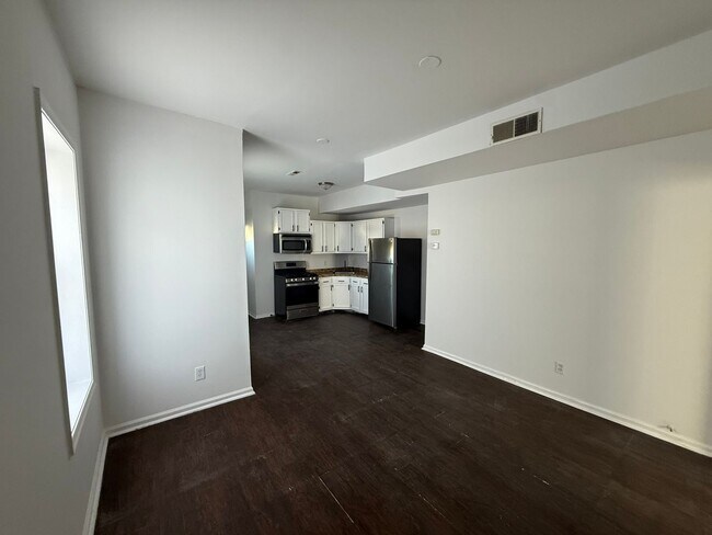 Building Photo - Freshly updated 2-bedroom unit, $1,500.00, Southbridge neighborhood, Wilmington