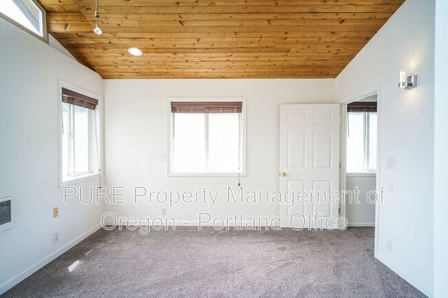 Building Photo - 14235 SW Meeker Terrace