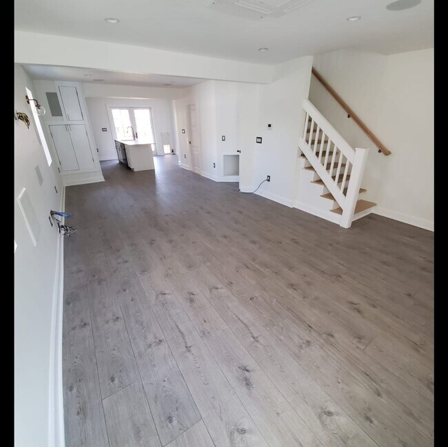 Sala de estar desde la esquina opuesta - 5003 South Dakota Ave NE