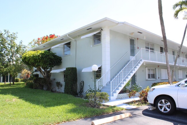 Building Photo - 2720 SW 22nd Ave