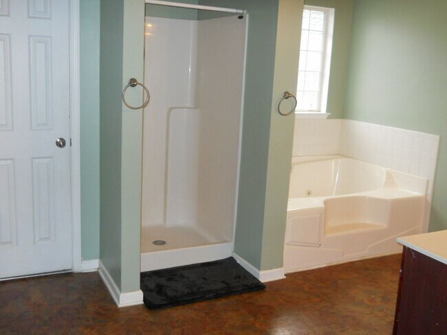 Building Photo - Available for Move In April 1st