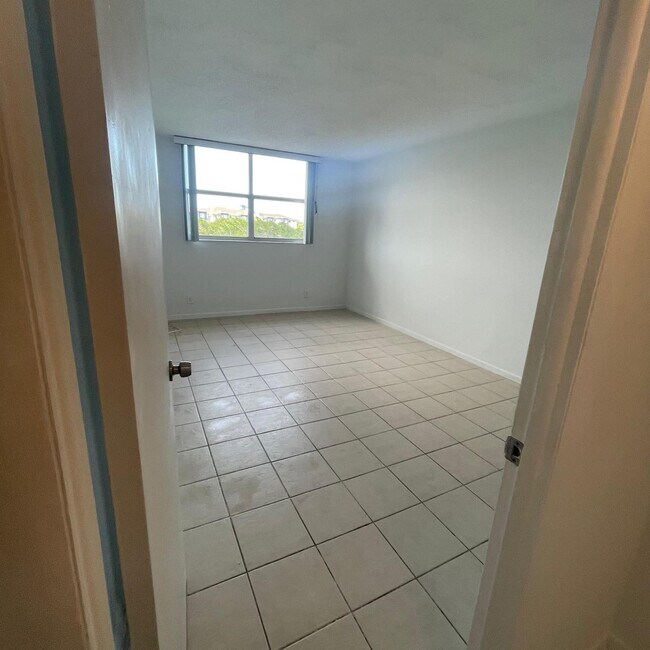 500 Executive Center Dr Unit 4m, West Palm Beach, FL 33401 Condo for