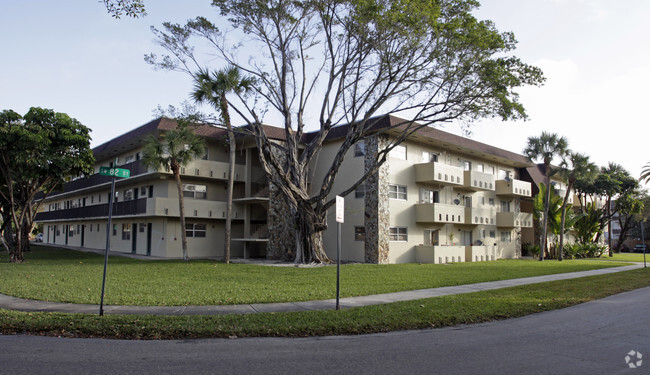 Building Photo - Dadeland Park Condo