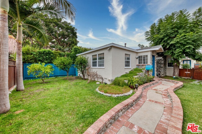 Building Photo - 851 Palms Blvd