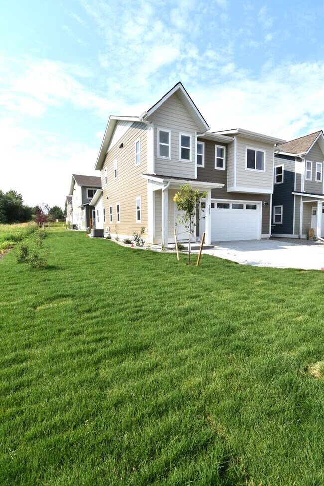 Building Photo - Gorgeous and Brand NEW 3 Bedroom with doub...