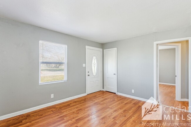 Building Photo - 1703 E Looman St