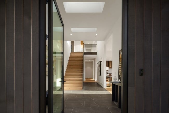Building Photo - 7Bd/6Ba Bellevue Home