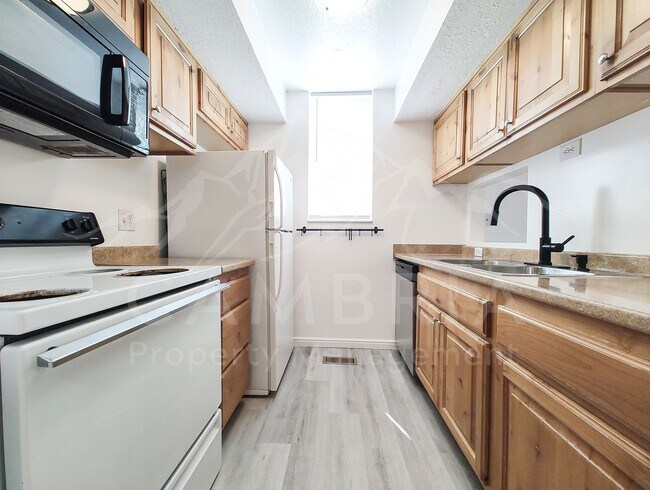 Building Photo - Cozy Updated 2 BR 1BA Condo in West Valley