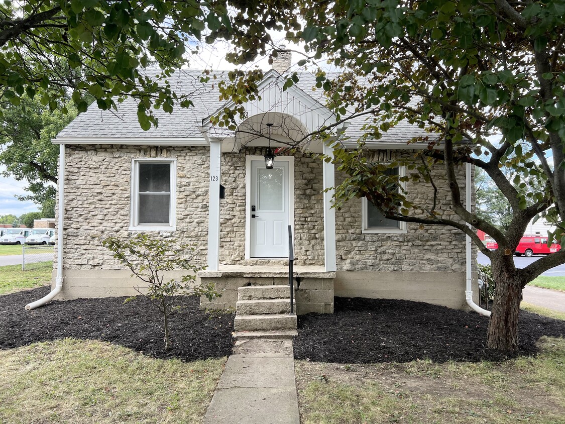 Puerta principal - 123 Chestnut St