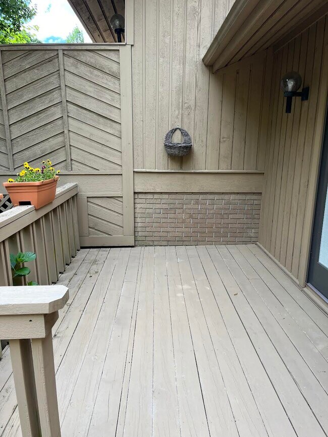 Building Photo - 403 White Oak Dr