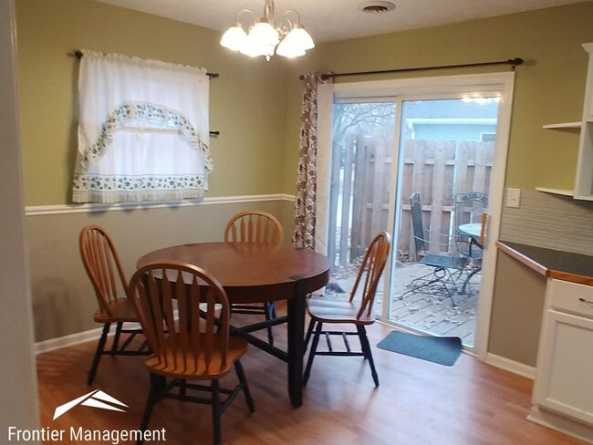 Foto del edificio - Spacious, Updated 3 Bedroom Home on the We...