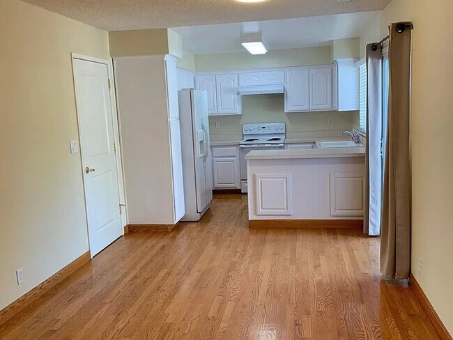 Foto del edificio - CAMBRIAN AREA - Beautifully Maintained 3-B...