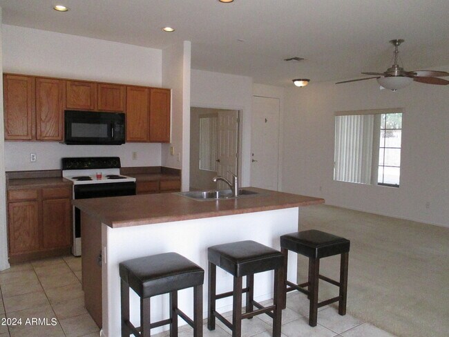Building Photo - 2633 E Riviera Dr