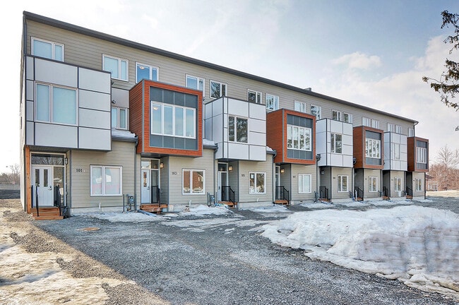 Photo du bâtiment - Fully furnished private rooms! All-Males a...