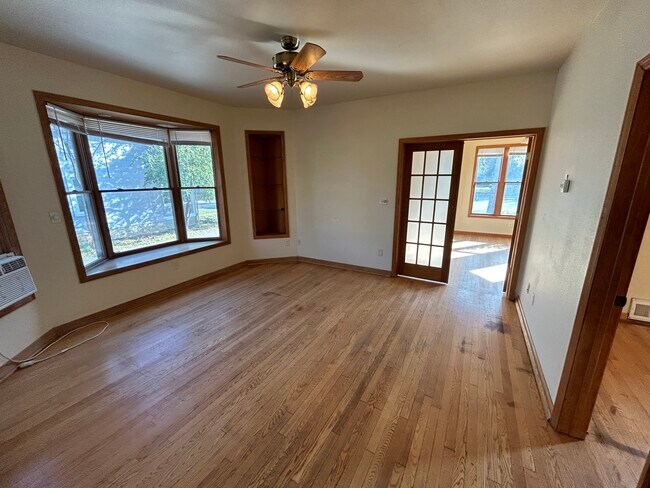 Building Photo - 16734 Roosevelt Dr