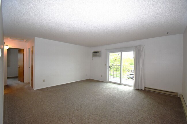 Foto del edificio - Spacious top floor! Close to downtown!