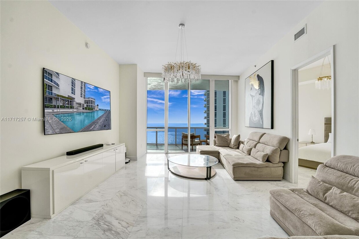 Foto principal - 16001 Collins Ave