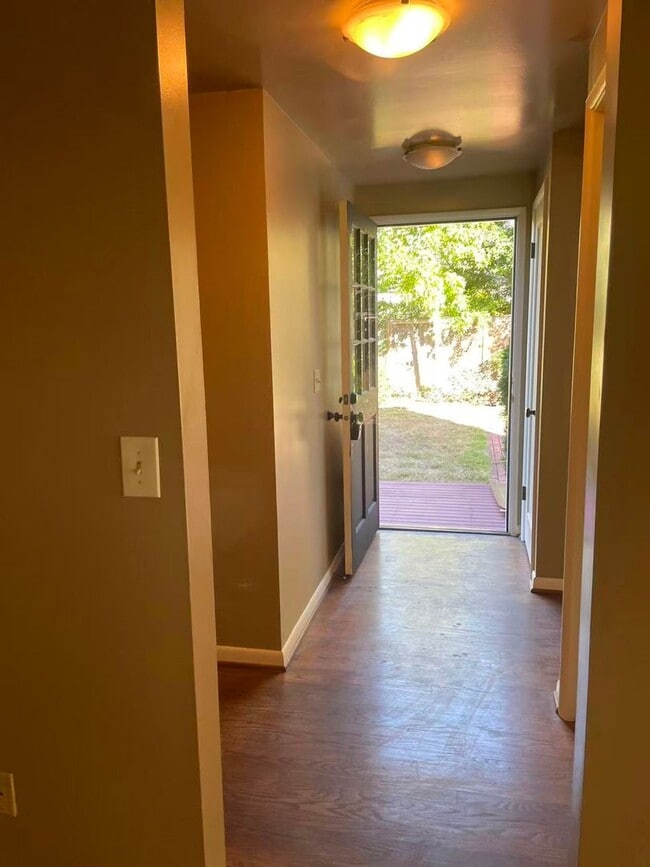 Building Photo - Nice 4-bed, 2-bath single-family home near...