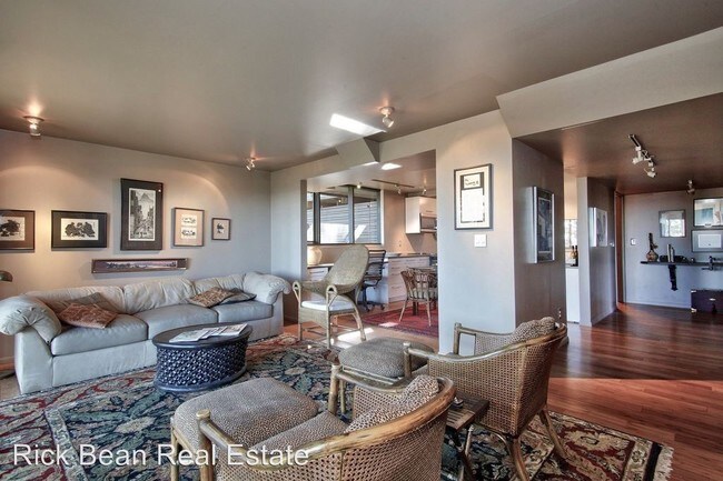Foto del edificio - 2 br, 1 bath House - 820 NW Saint Helens Ave