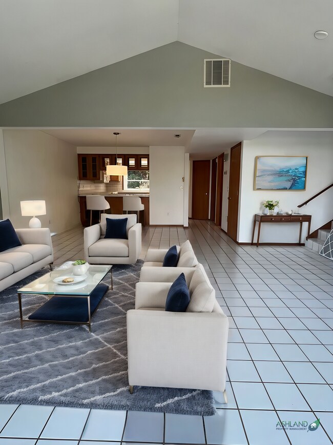 Building Photo - Three bedroom townhouse near Ashland Commu...