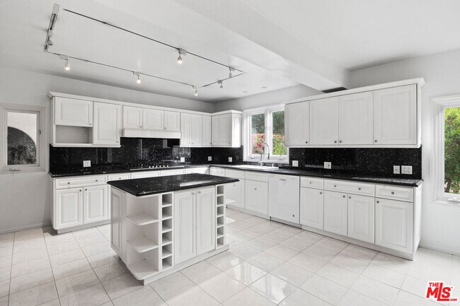 Foto del edificio - 713 Elm Dr