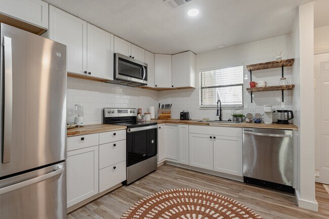 Building Photo - 2907 Woodrich Dr