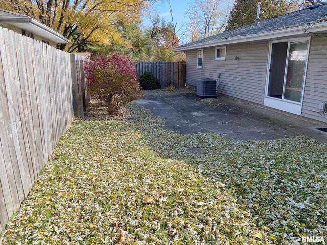 Building Photo - 1829 W Daytona Dr