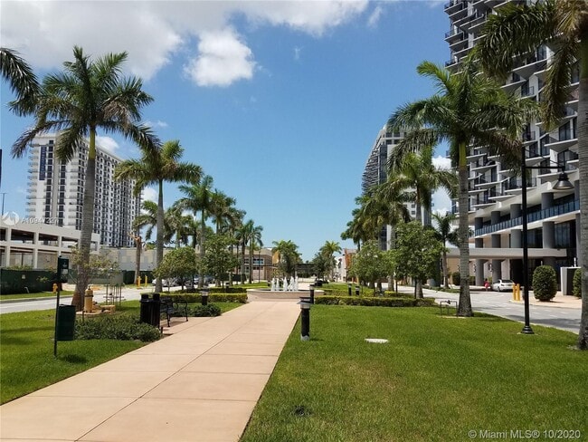 Foto del edificio - 5300 Paseo Blvd
