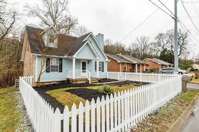 Foto del edificio - CUTE 3 bed 2 bath, feels like home! w/fenc...