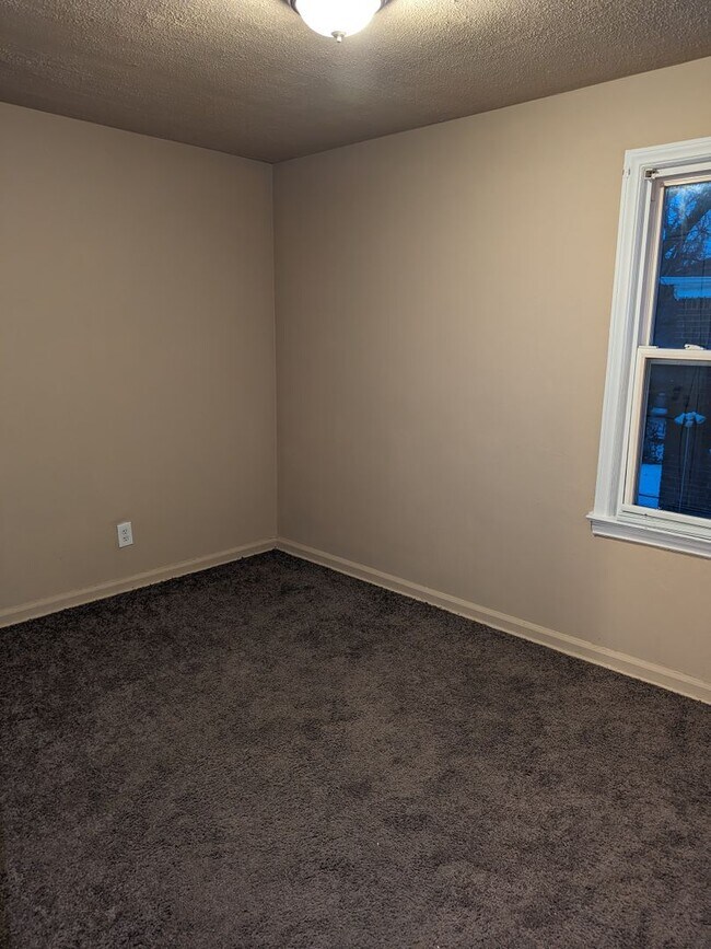 Building Photo - 2 bedroom Detroit Westside: Move-in Deposi...