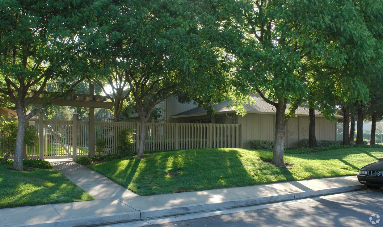 Building Photo - Quail Ridge