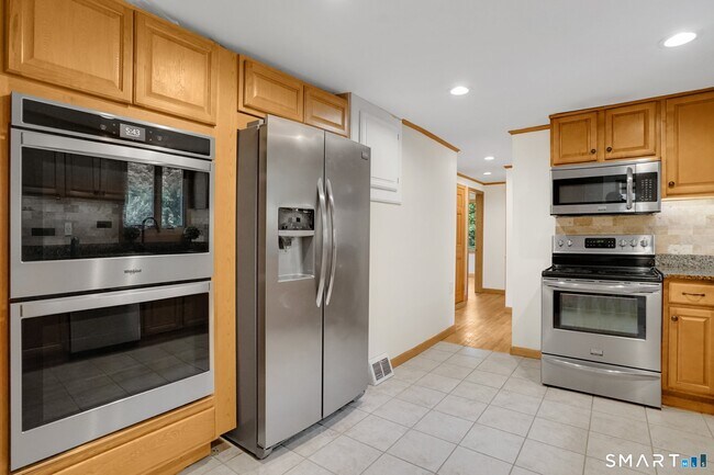 Foto del edificio - 228 N Granby Rd