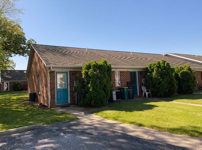 Foto del edificio - Cozy, end unit 2 bed/1 bath townhouse