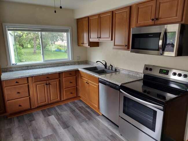 Building Photo - Beautiful Spacious Upgraded 2 Bedroom + De...