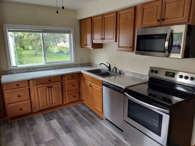 Foto del edificio - Beautiful Spacious Upgraded 2 Bedroom + De...