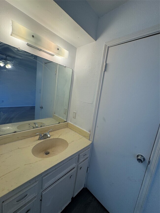 Foto del edificio - 9330 Tooley Dr