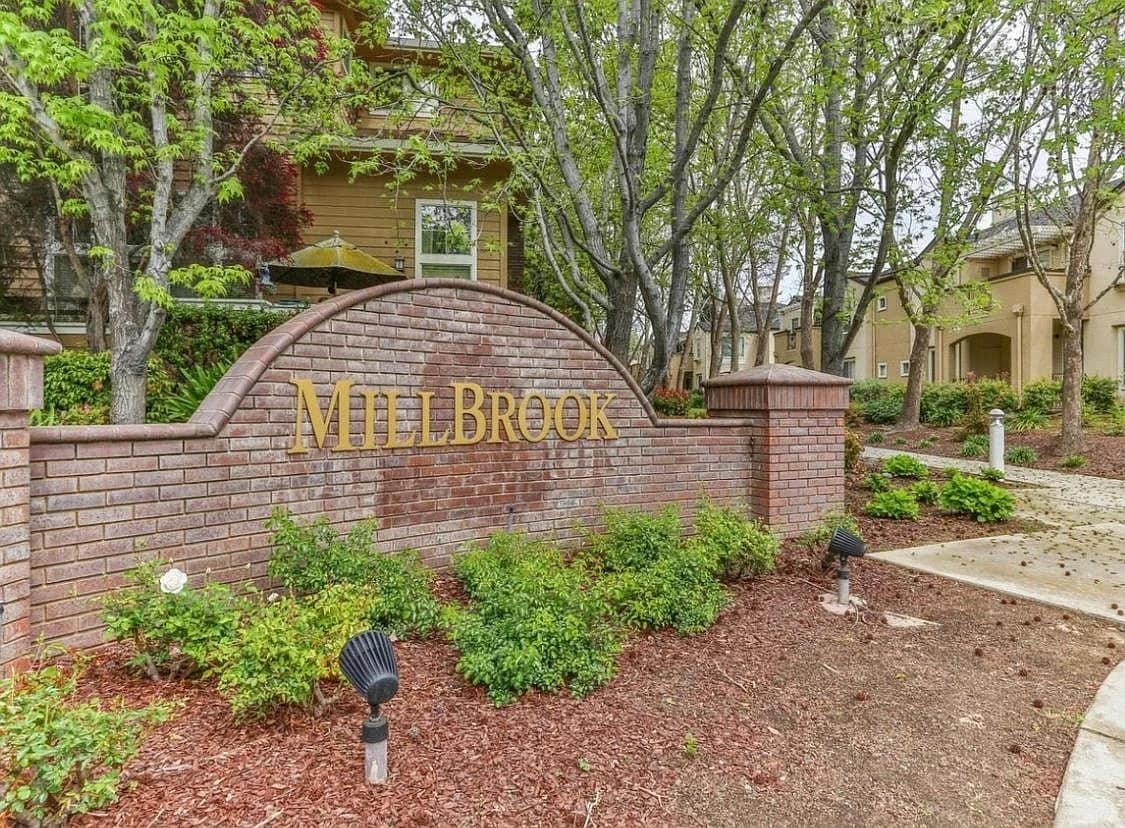 Community Entrance - 542 Mill River Ln