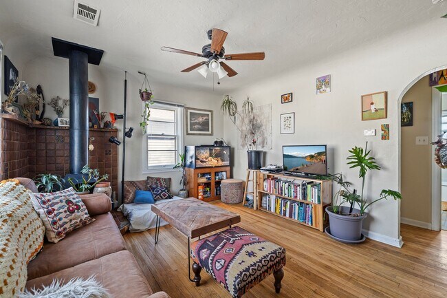 Foto del edificio - Excellent Main Floor Duplex Unit in Heart ...