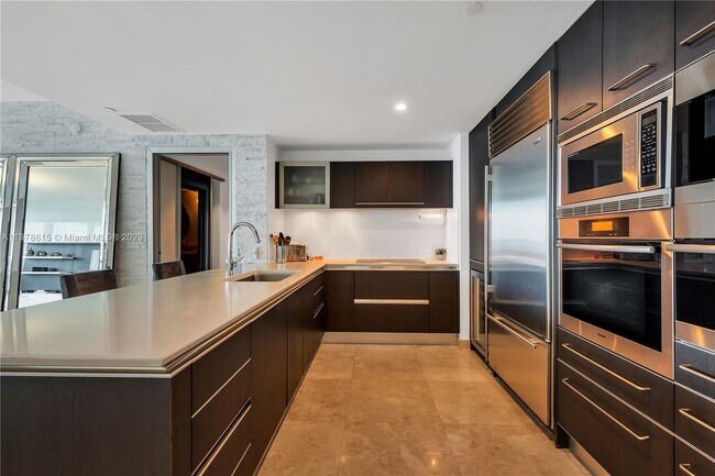 Building Photo - 17001 Collins Ave