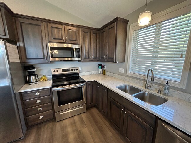 Foto del edificio - 4724 Lakeland Ave N
